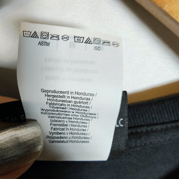 Graceland Women's Medium Elvis Presley Las Vegas Sequin Black T-Shirt NWOT - Picture 6 of 9